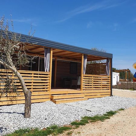 Mobile Homes Karlo & Dino Pula Rum bild