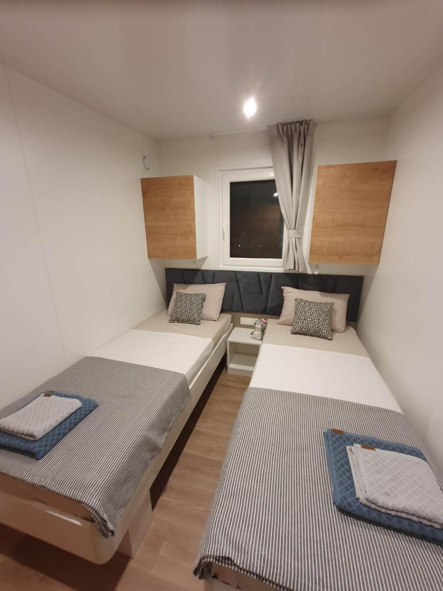 Mobile Homes Karlo & Dino Pula Rum bild